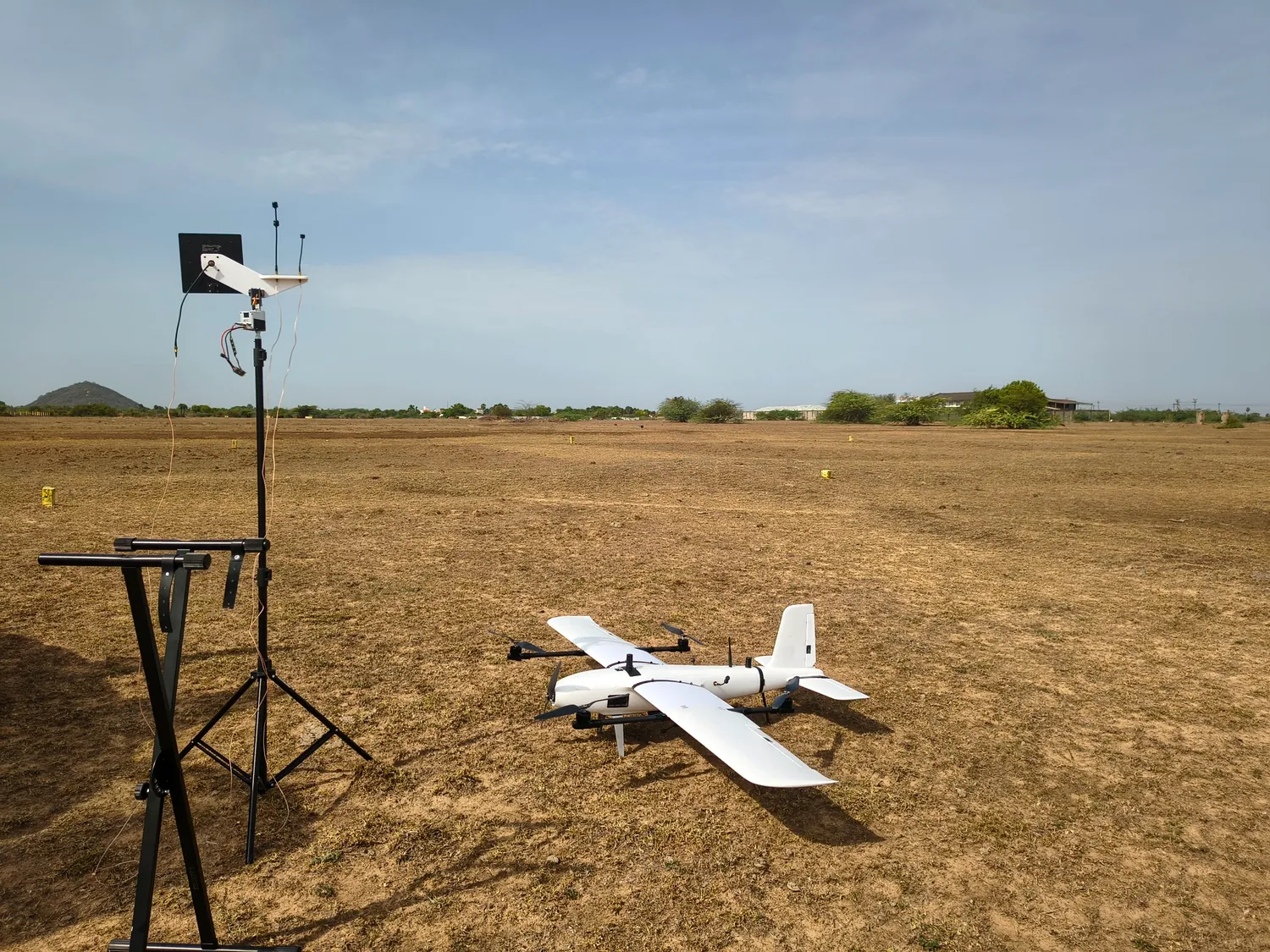 Airfield trials &mdash; Fixed-wing VTOL with the telemetry mast up